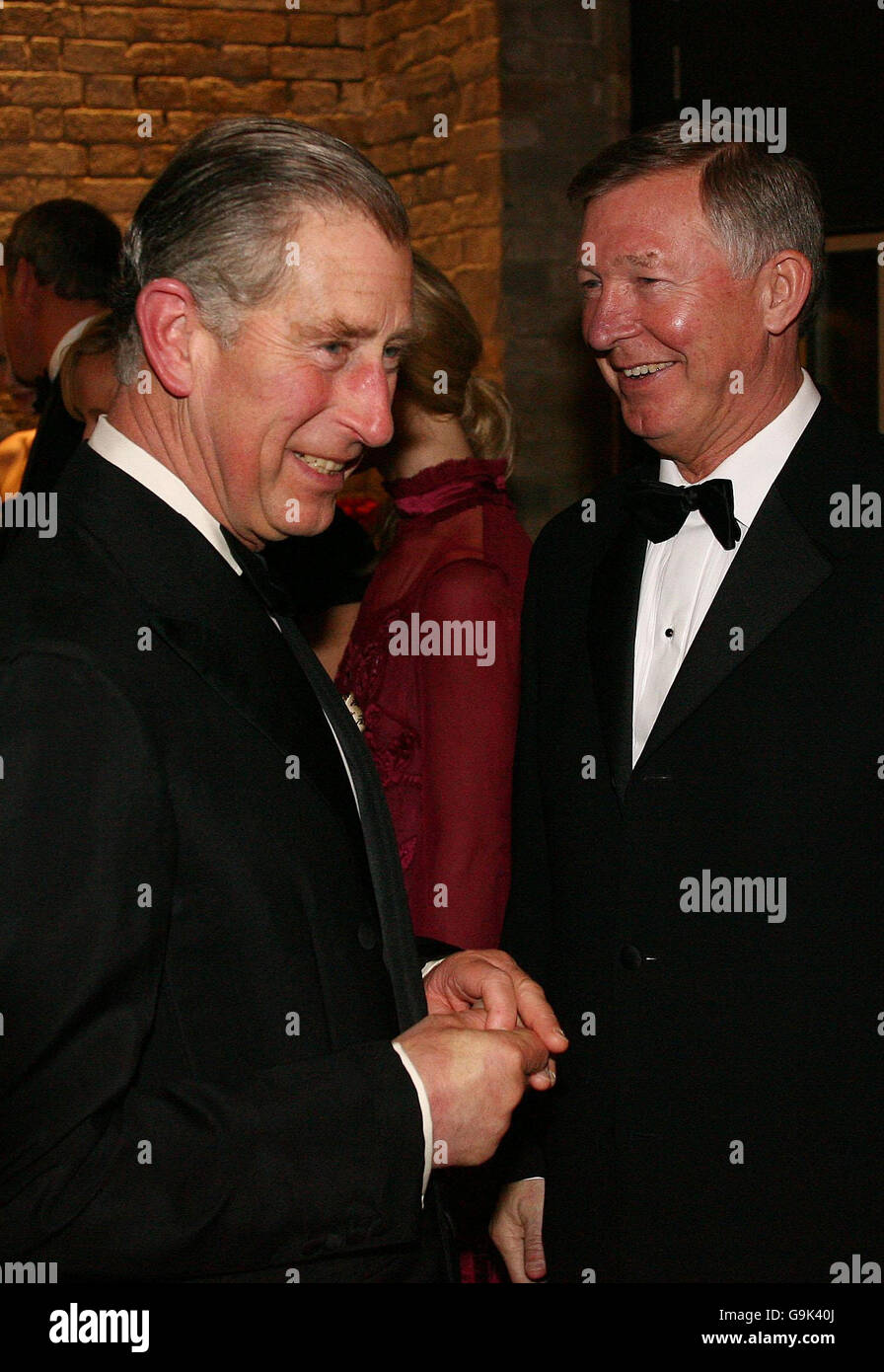 Le Prince de Galles s'adresse à Sir Alex Ferguson lors de la soirée de gala pour célébrer le travail de Princes Trust qui s'est tenu au Roundhouse de Camden, dans le nord de Londres. Banque D'Images