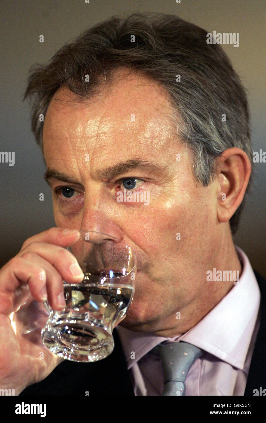 Le Premier ministre britannique Tony Blair prend un verre d'eau lors d'une  conférence de presse conjointe avec le président du Kazakhstan Nursultan  Nazarbayev, à l'intérieur du 10 Downing Street à Londres Photo