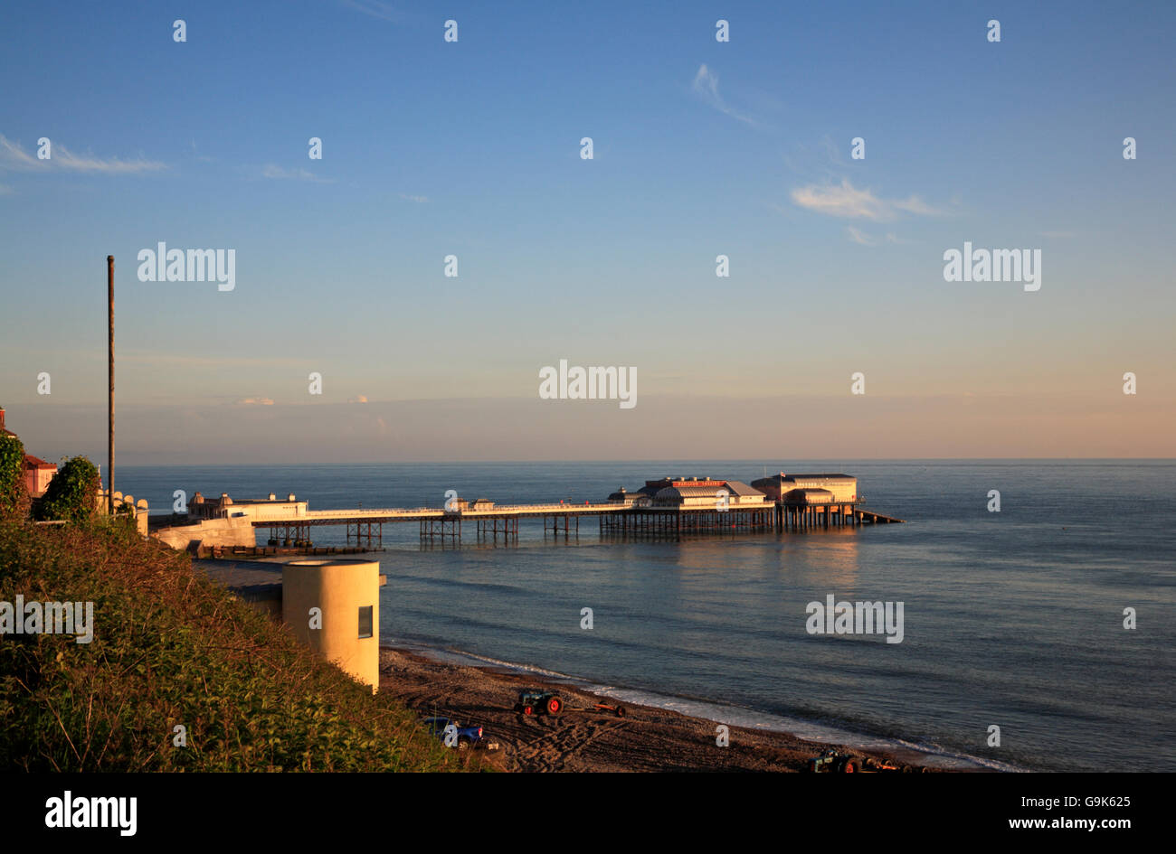 Un matin tôt sur le quai en été, de l'est cliffs à Cromer, Norfolk, Angleterre, Royaume-Uni. Banque D'Images