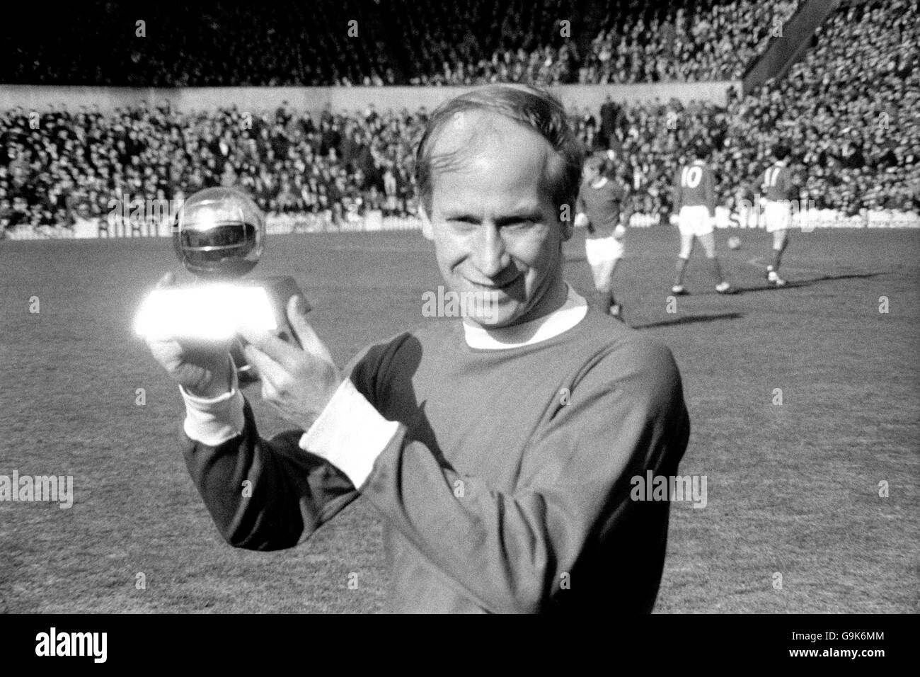 Bobby Charlton de Manchester United élève le footballeur européen de 1966 Trophée année Banque D'Images