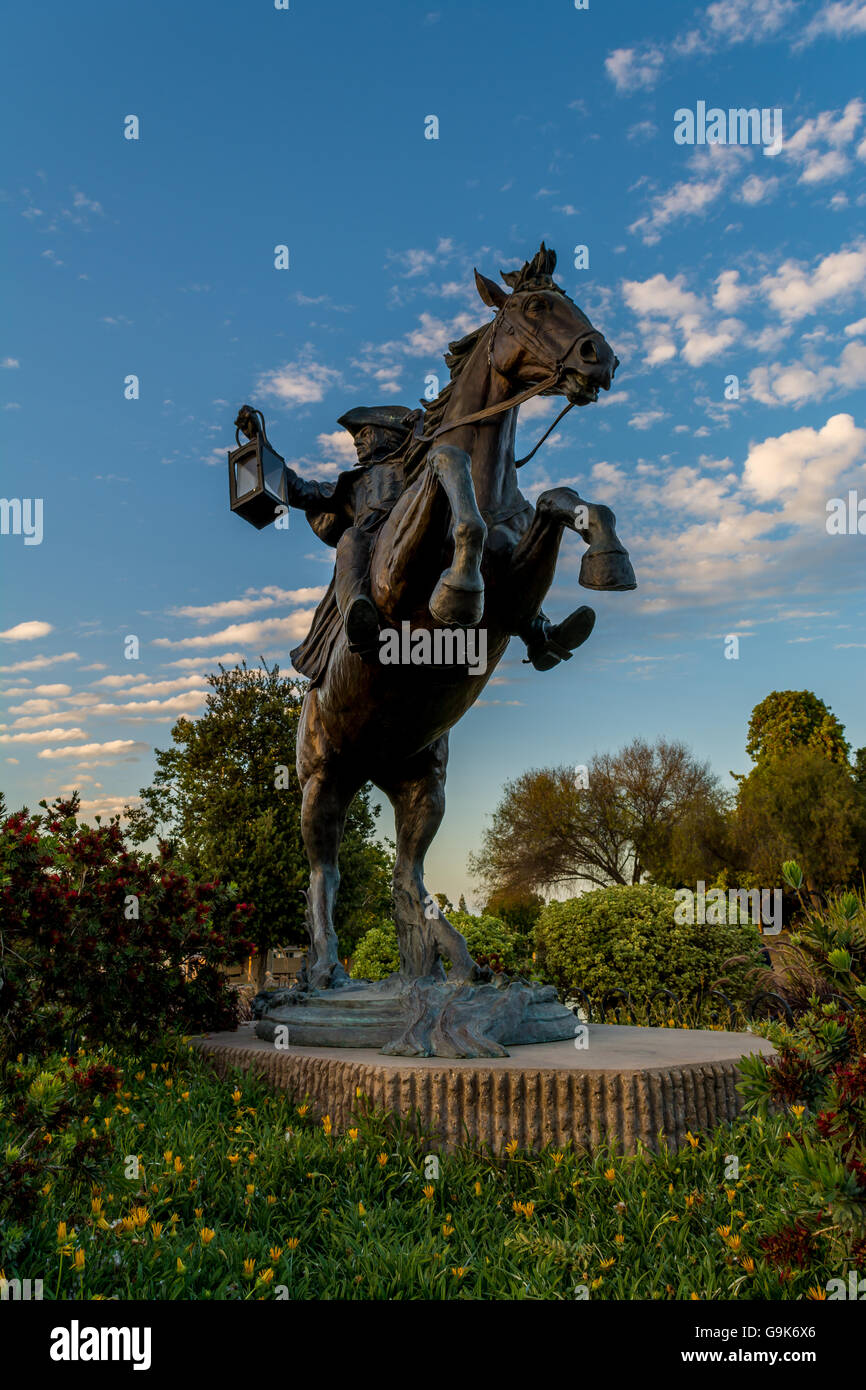 Statue de Paul Revere entouré de fleurs jaunes en face de beaux nuages à Cerritos Heritage Park à Cerritos, Californie Banque D'Images