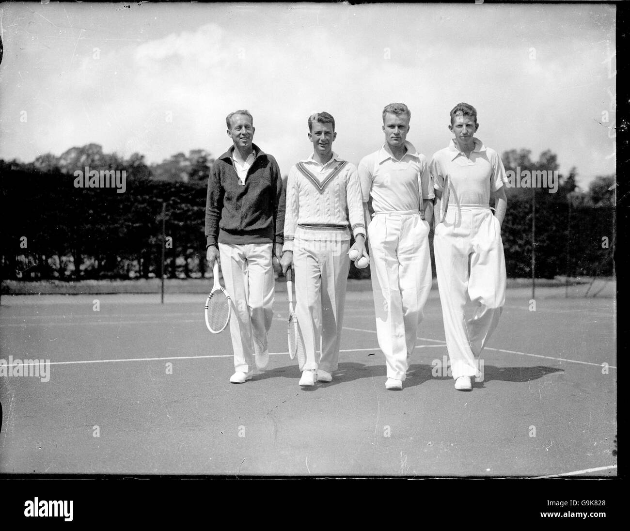 (G-D) quatre membres de l'équipe de la coupe Davis des États-Unis sur le terrain à Wimbledon : Wilmer Allison, John van Ryn, Gene Mako, Donald Budge Banque D'Images