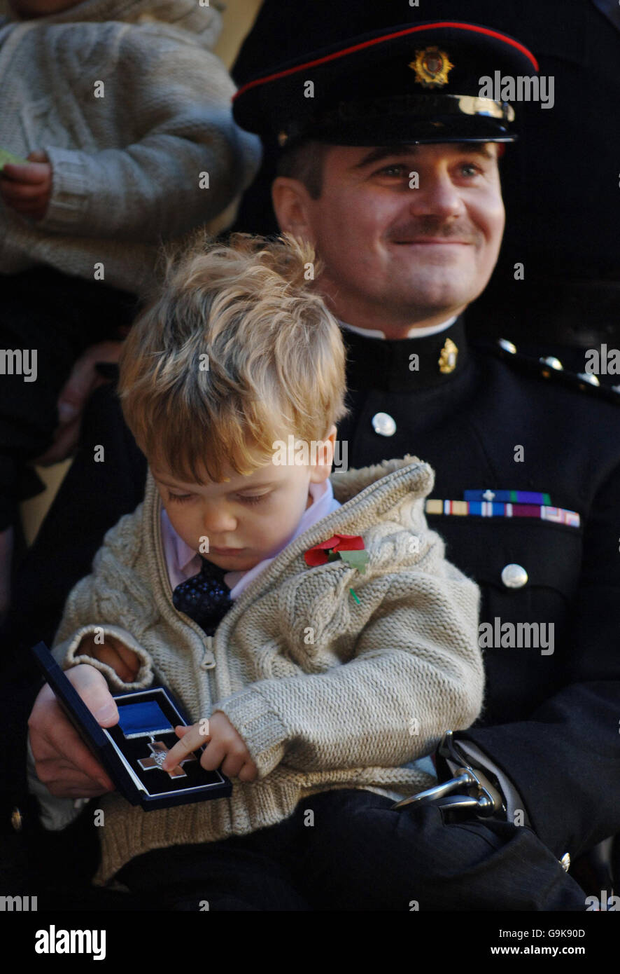 Victime d'une bombe iraquienne handicapée, le capitaine Peter Norton de la Royal Logistics Corp. Après avoir reçu sa Croix de George de la princesse Royale, debout pour la reine Elizabeth II, lors d'une cérémonie d'investiture à Buckingham Palace, Londres aujourd'hui. Banque D'Images