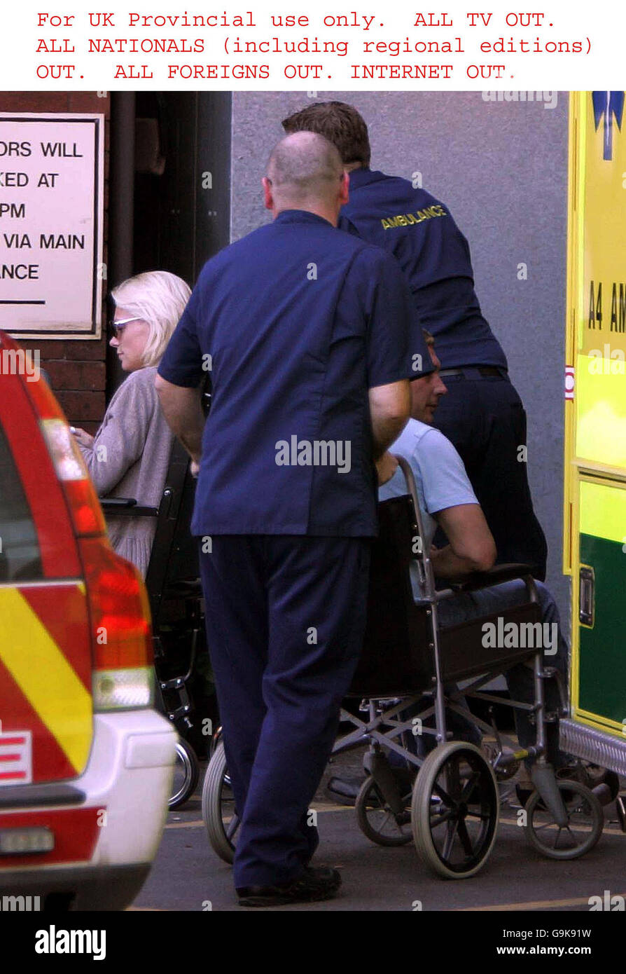 Neil Shepherd (à droite) et sa petite amie Ruth Beatson (à gauche) arrivent à l'hôpital de Pinderfields à Wakefield après leur retour de Corfou. Banque D'Images