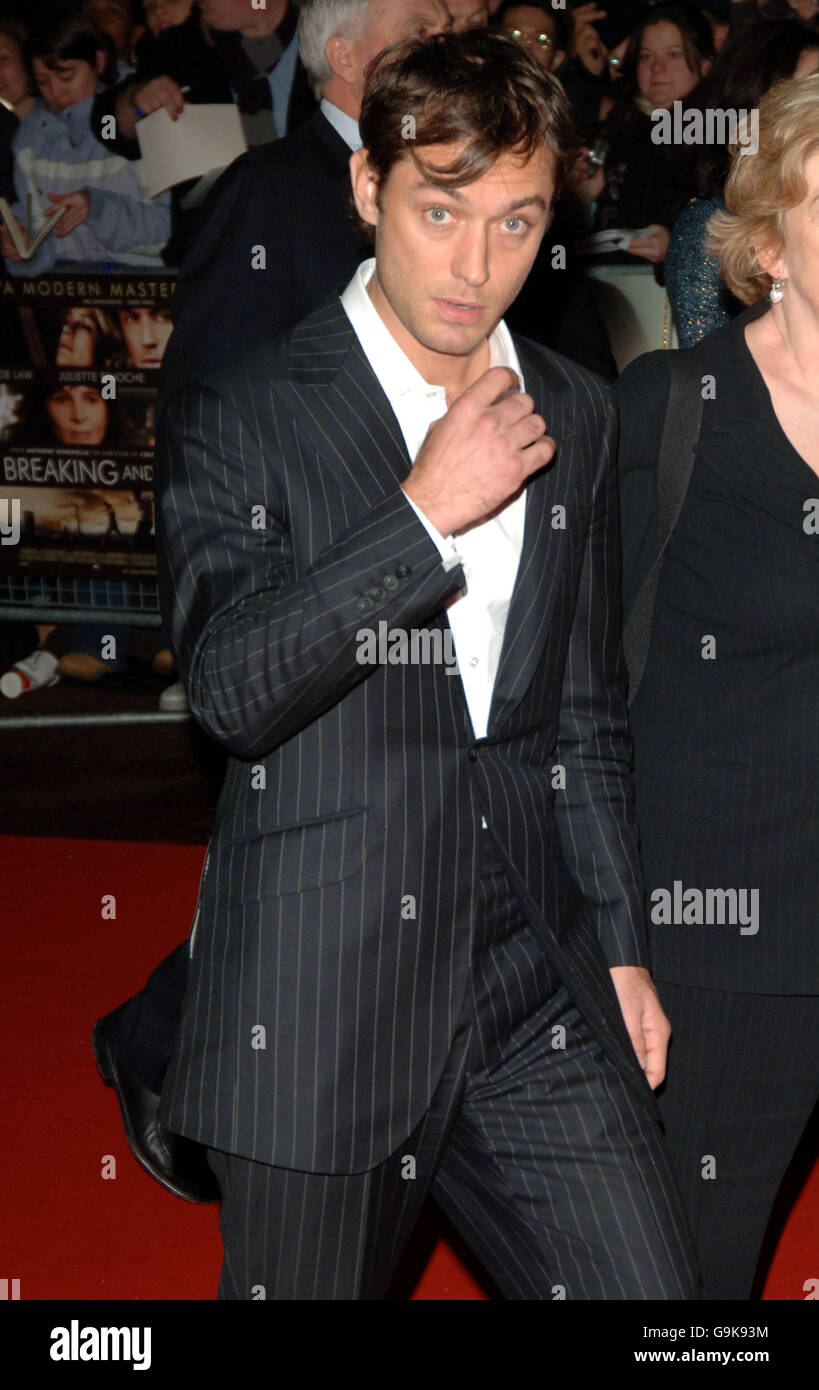 Jude Law arrive pour The Times BFI 50th London film Festival Europen première de Breaking & into, à l'Odeon West End, dans le centre de Londres. Date de la photo: Vendredi 27 octobre 2006. Le crédit photo devrait se lire comme suit : Ian West/PA Banque D'Images