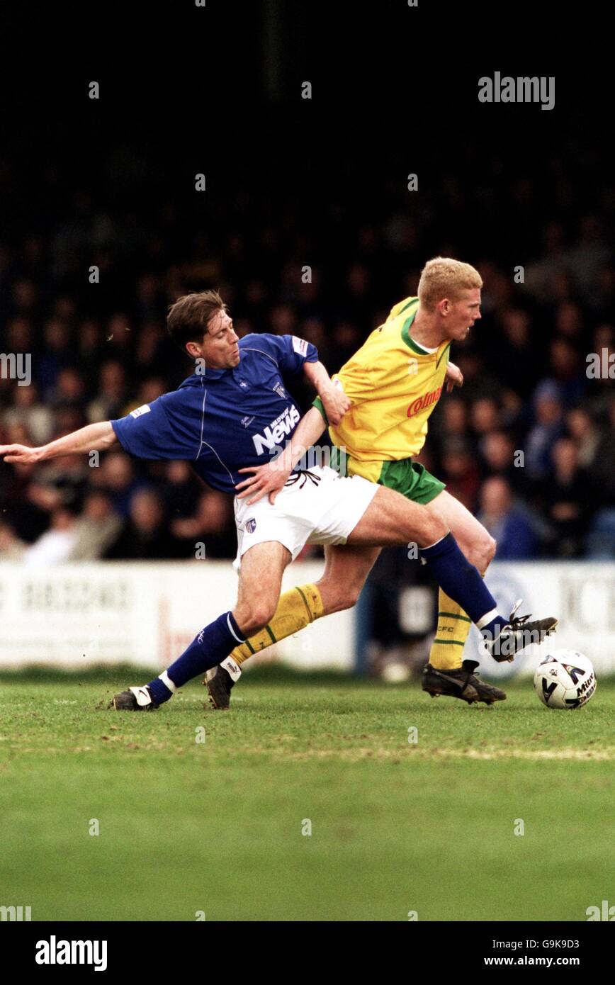 Soccer - Nationwide League Division One - Gillingham / Norwich City.De gauche à droite ; Gary Holt, de Norwich City, de Gillingham, Nicky Southall Tackle Banque D'Images