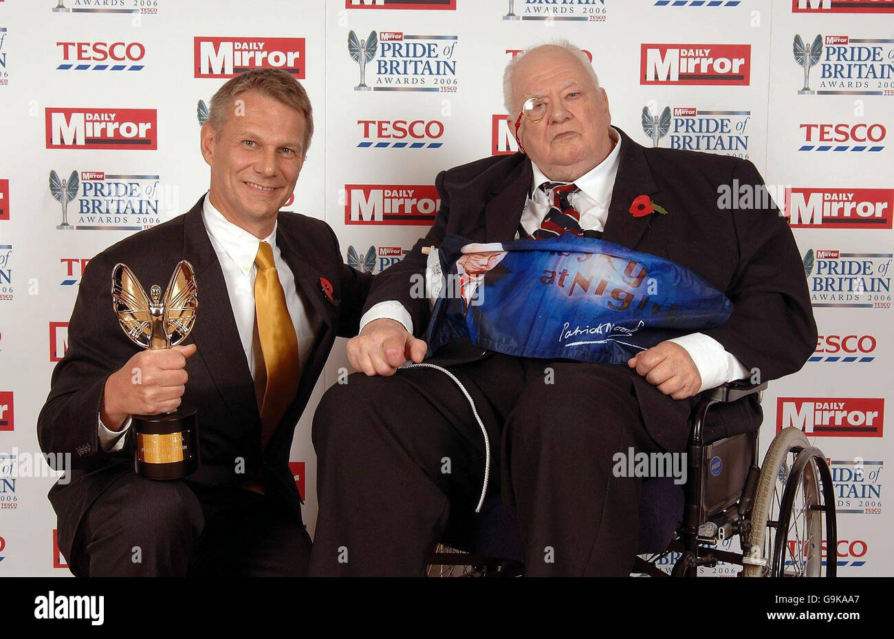 L'astronaute Piers Sellers, de Crowborough, dans l'est du Sussex, a reçu le prix d'excellence qui lui a été remis par l'astronome Patrick Moore (à droite) lors du Daily Mirror Pride of Britain Awards aux studios de télévision de Londres, dans le centre de Londres. Banque D'Images