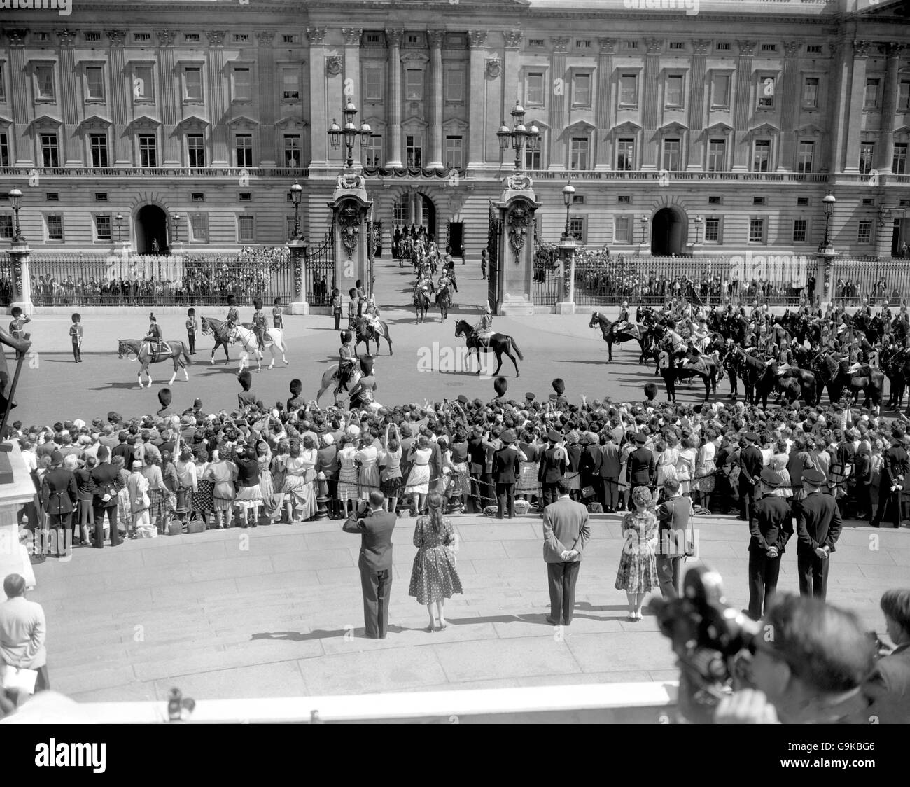 La scène à Buckingham Palace comme la Reine, monté sur le cheval de police de châtaignier Imp et avec un souverain Escort de la Cavalerie de la maison, à gauche pour Horse Guards Parade pour assister à la cérémonie de Trooping la couleur en l'honneur de son anniversaire officiel. Banque D'Images