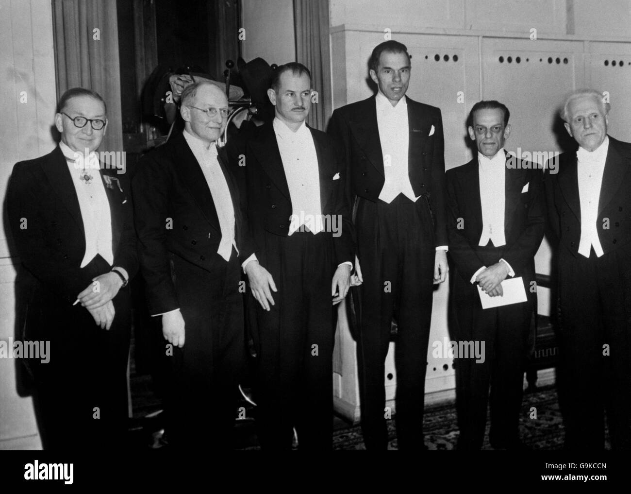 Les prix nobel de physique, de chimie, de médecine et de littérature ont été distribués aux lauréats du Roi Gustav de Suède à Stockholm. Photos : Prix Nobel de gauche à droite : Sir John Cockcroft, le Dr E.T Walton et MM. McMillan, Seaborg, Theiler et Lagerkvist. Banque D'Images