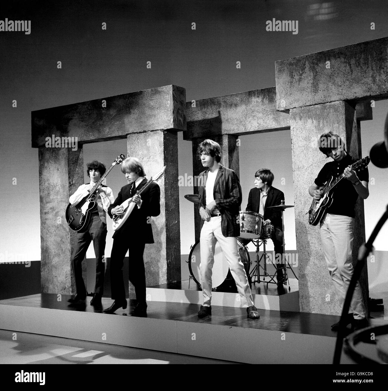 Un décor de Stonehenge pour le groupe pop The Rolling Stones lorsqu'ils enregistrent à Teddington Studios, Middlesex, à la télévision d'ABC, pour l'émission télévisée « Thank Your Lucky Stars ». (De gauche à droite : Bill Wyman, Brian Jones, Mick Jagger, Charlie Watts et Keith Richards.) Banque D'Images