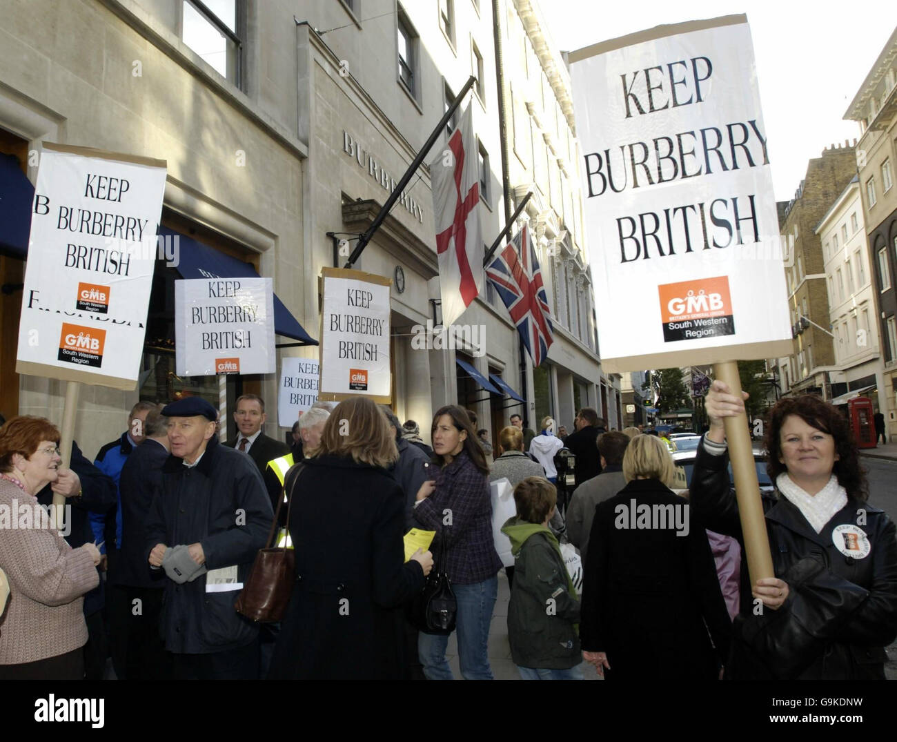 Les travailleurs de l'usine de Burberry au pays de Galles qui doit fermer l'année prochaine, avec la perte de centaines d'emplois protestant en dehors des entreprises de détail dans le West End de Londres aujourd'hui. Banque D'Images