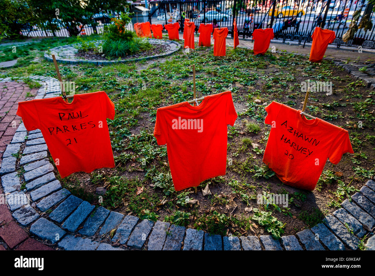 New York, USA 29 juin 2016 dans le cadre du Mois de sensibilisation à la violence des armes à feu les bénévoles Orange t-shirts plantés dans la cour de St Mark's Church dans le Bowery qui portent les noms des victimes de la violence armée ©Stacy Walsh Rosenstock Banque D'Images