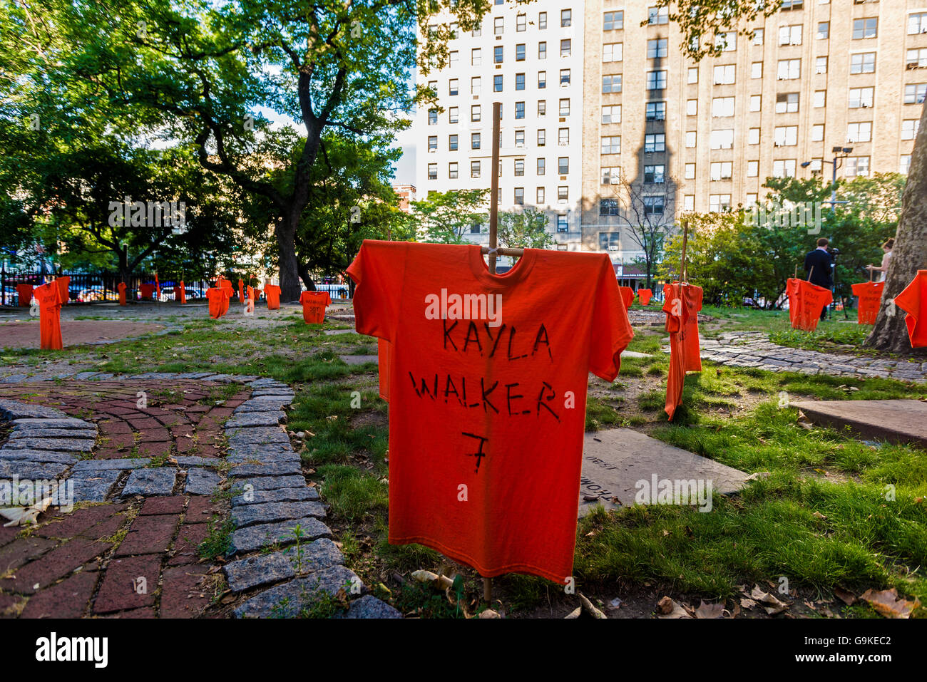 New York, USA 29 juin 2016 dans le cadre du Mois de sensibilisation à la violence des armes à feu les bénévoles Orange t-shirts plantés dans la cour de St Mark's Church dans le Bowery qui portent les noms des victimes de la violence armée ©Stacy Walsh Rosenstock Banque D'Images