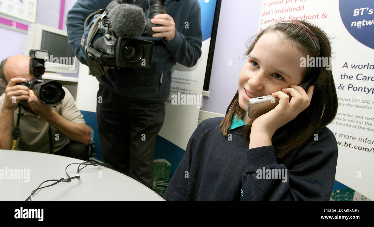 Laura Wess, 11 ans, fait l'histoire aujourd'hui avec le premier appel en direct au Royaume-Uni sur le réseau téléphonique de nouvelle génération le plus avancé au monde. Banque D'Images