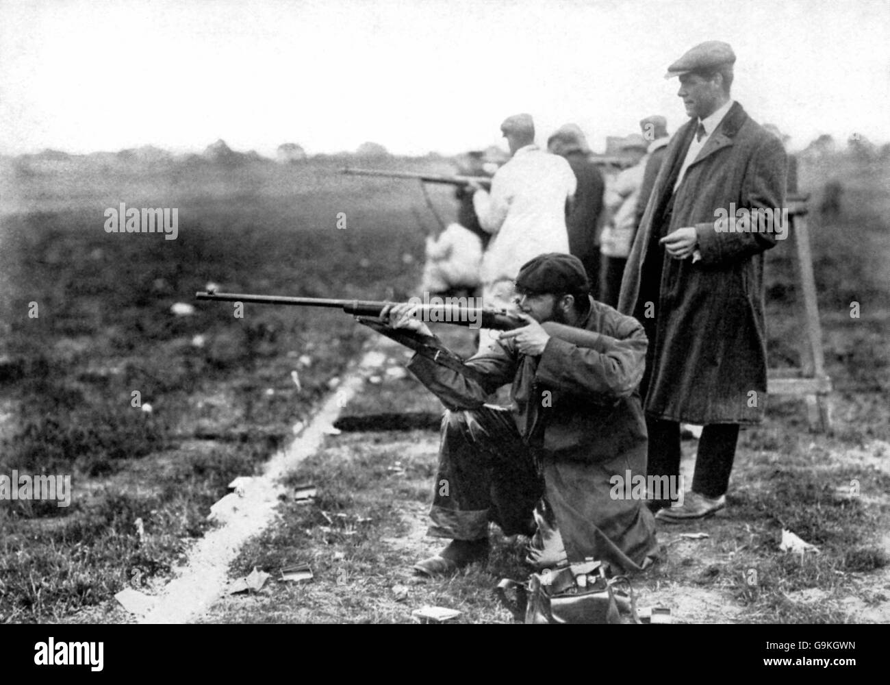 Tir - Jeux Olympiques de Londres 1908 - fusil gratuit - Bisley.Maurice Blood, de Grande-Bretagne, qui a gagné le bronze dans la discipline du fusil libre, prend le but Banque D'Images
