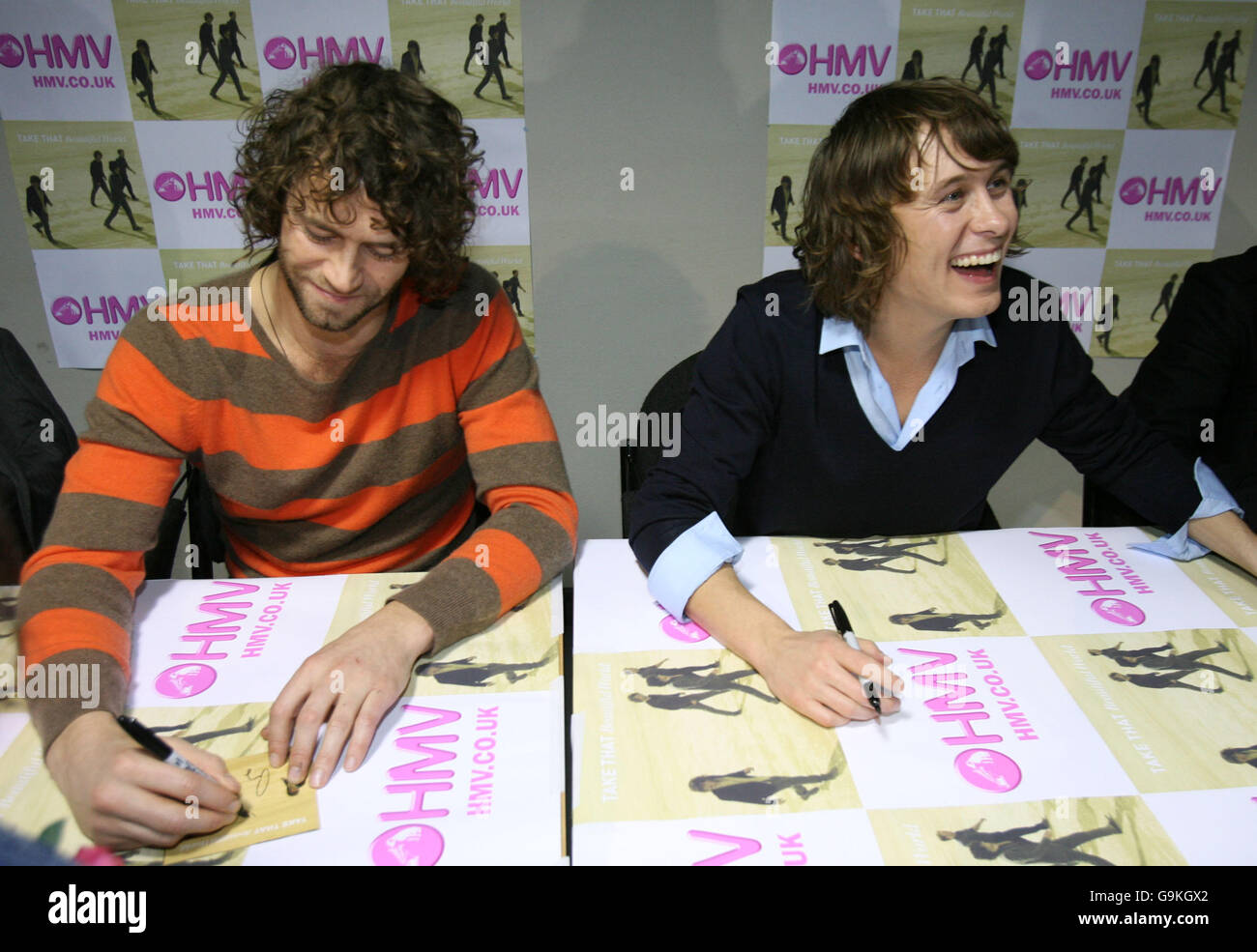 Prenez cette session de signature.Howard Donald et Mark Owen de 'Take that' assistent à la séance de signature de leur nouveau CD à HMV, Manchester. Banque D'Images