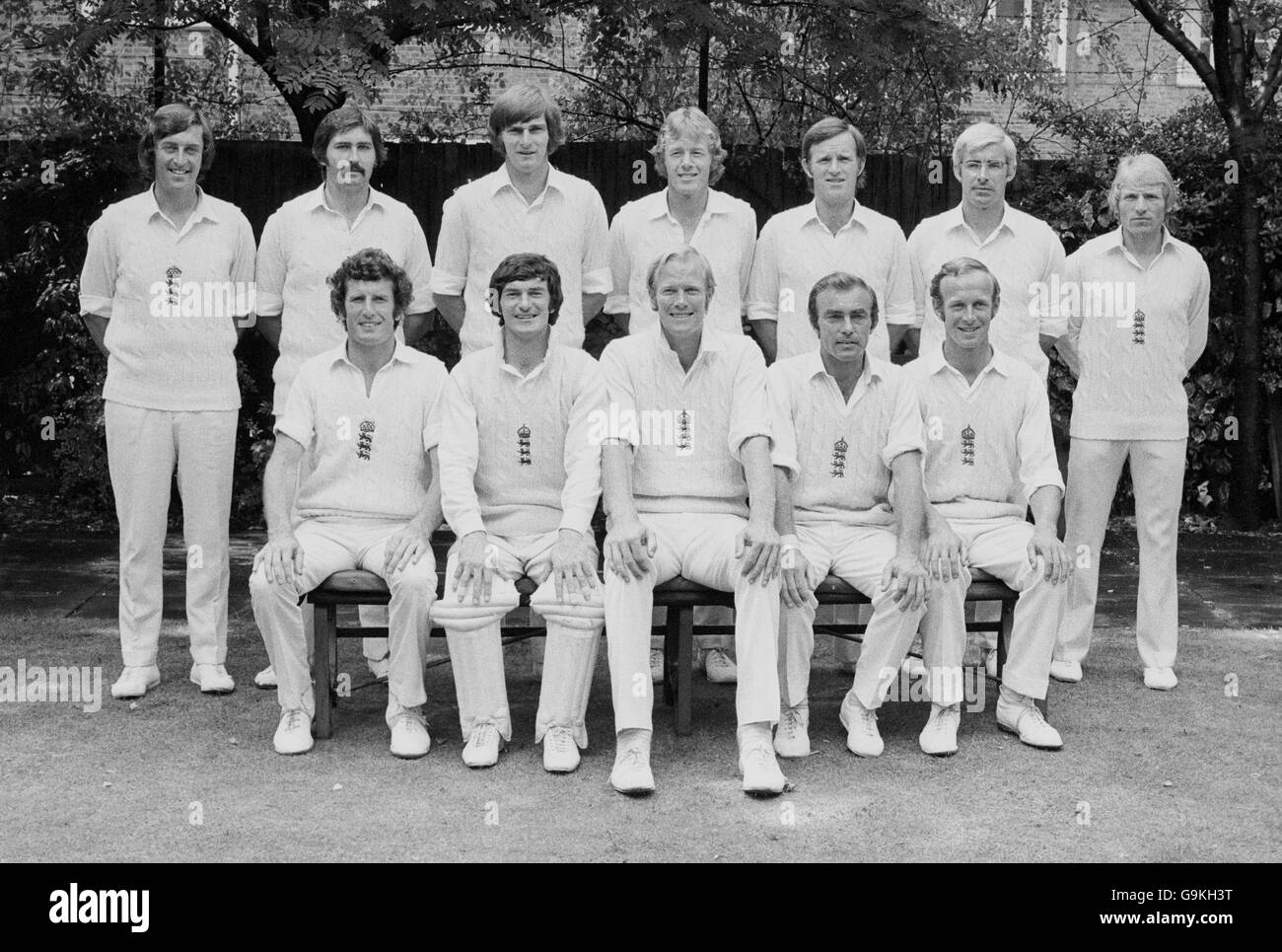 Groupe de l'équipe d'Angleterre : (rangée arrière, l-r) Bob Woolmer, Graham Gooch, Chris Old, Peter lever, Dennis Amais, David Steele, Barry Wood; (première rangée, l-r) John Snow, Alan Knott, Tony Greig, John Edrich, Derek Underwood Banque D'Images