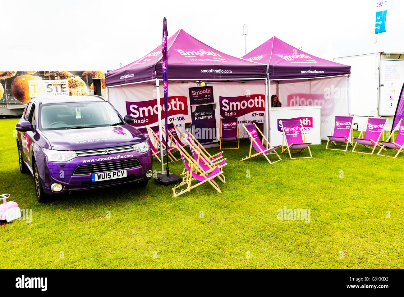 Signes radio lisse caler au trade show annonce radio publicité UK Angleterre GO Banque D'Images