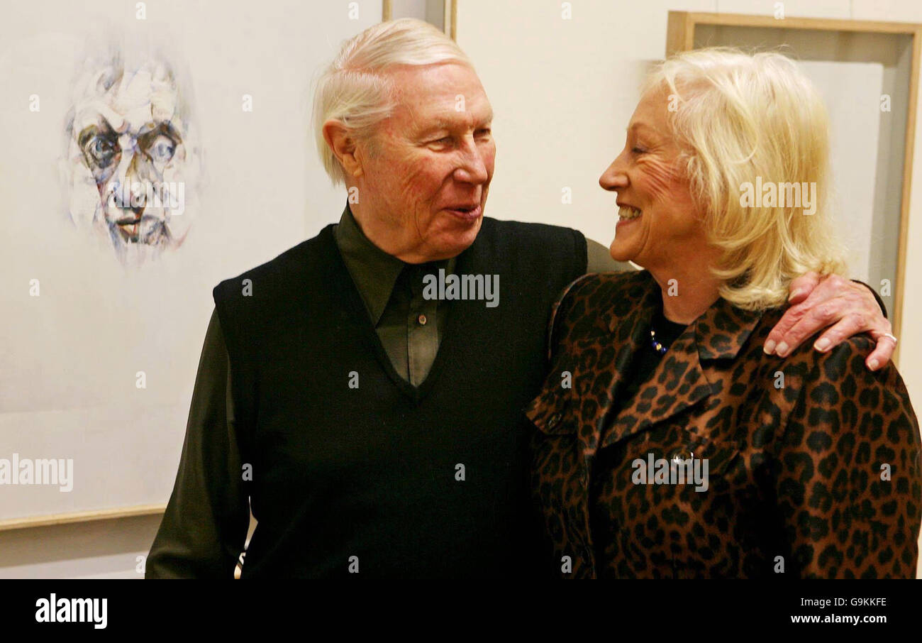 L'artiste irlandais Louis le Brocquy en photo avec sa femme lors de sa célébration du 90e anniversaire à la Galerie nationale d'Irlande. Banque D'Images