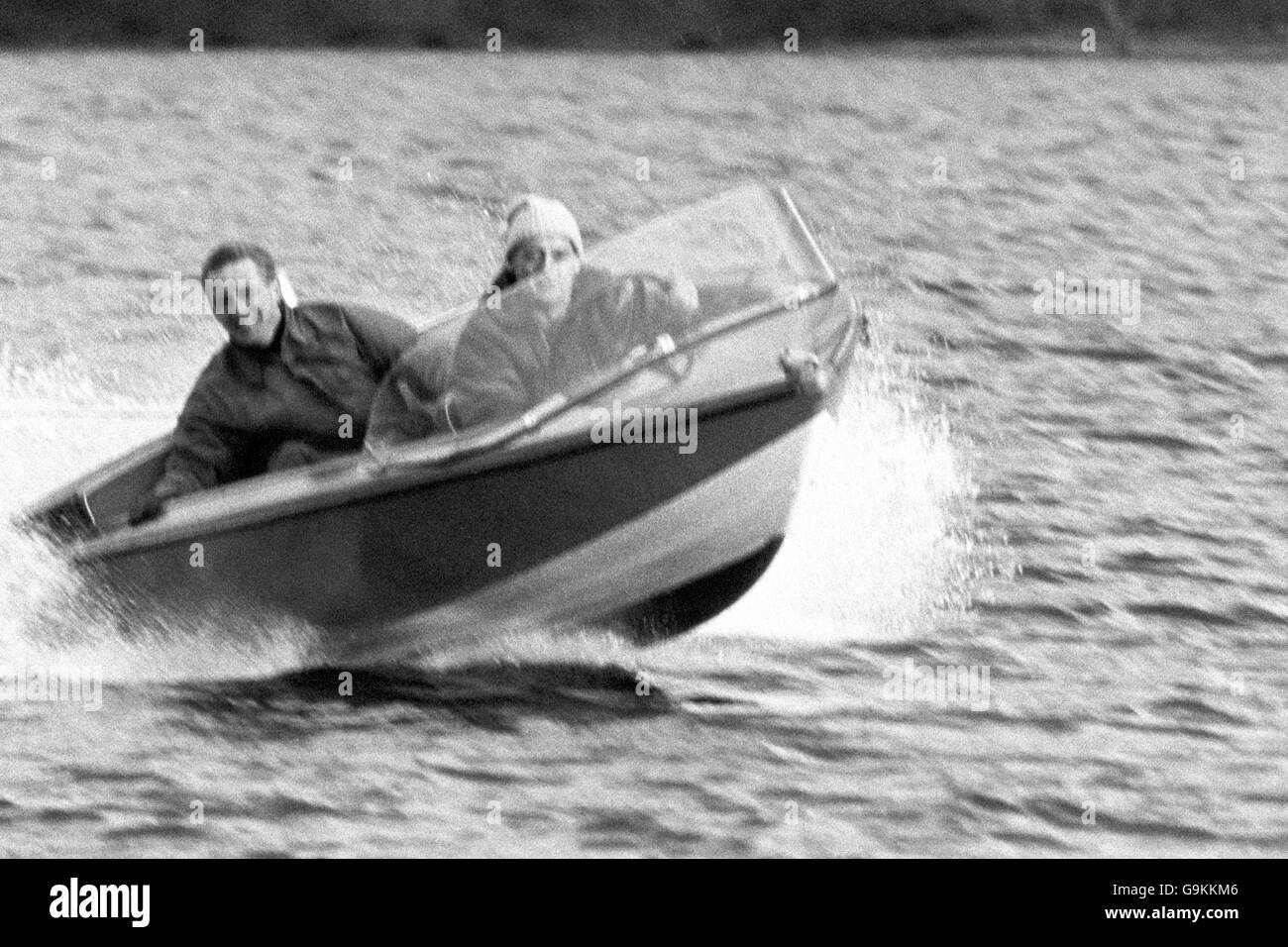 Donald Campbell (r) étudie Coniston Water à partir de sa piste Jetstar En préparation pour sa tentative sur son propre monde de l'eau Enregistrement de la vitesse Banque D'Images