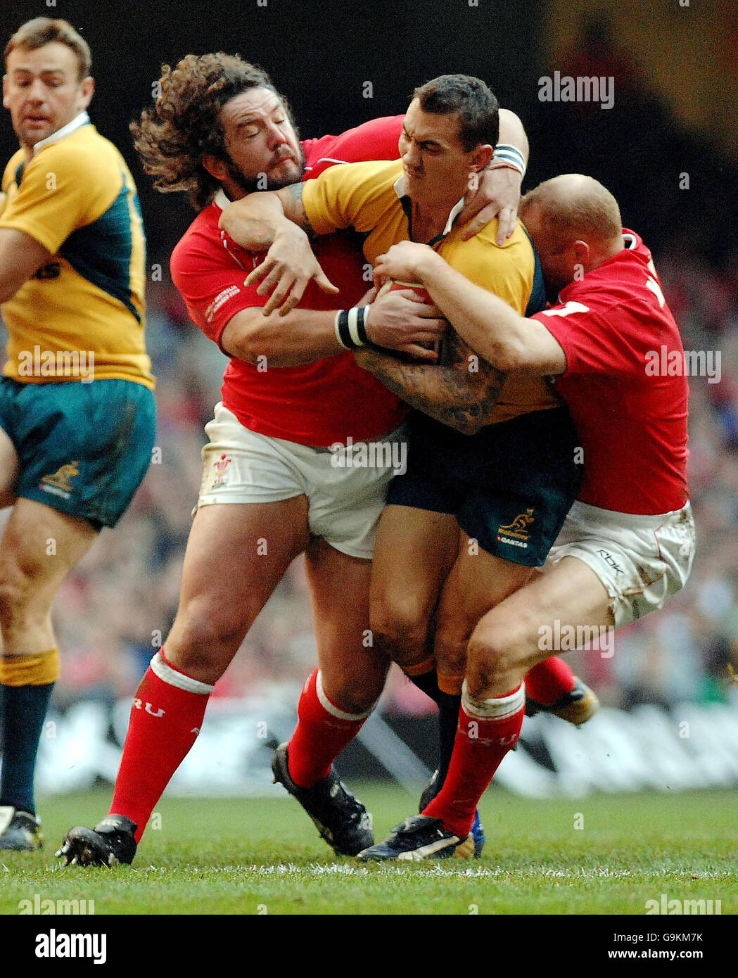 Rugby Union - match international - pays de Galles / Australie - Millennium Stadium.Adam Jones (à gauche) et Martyn Williams, au pays de Galles, arrêtent le Mat Rogers en Australie lors du match international du Millennium Stadium, à Cardiff. Banque D'Images