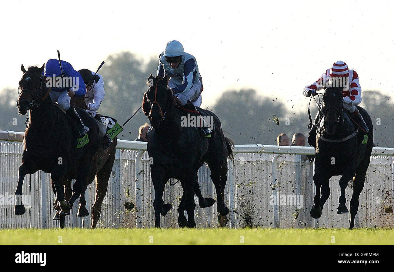 Francis Norton Riding Rising Shadow (à droite) commence une accusation tardive sur le chemin de la victoire dans les enjeux Totescope6 Wentworth à l'hippodrome de Windsor. Banque D'Images