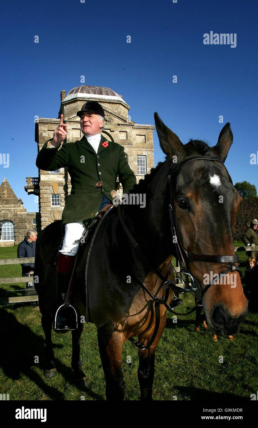 Le capitaine Ian Farquhar dirige la chasse de Beaufort alors qu'ils sortent de Worcester Lodge sur le domaine de Badminton à Gloucestershire le premier jour de la saison de chasse au renard. Banque D'Images