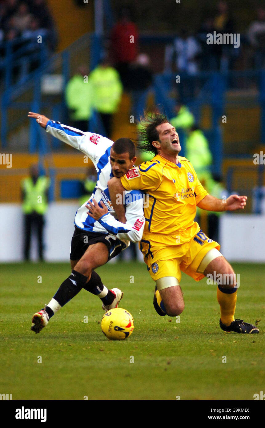 Marcus Tudgay de Sheffield Wednesday et Andy Johnson de Leicester City en action lors du match de championnat de la Coca-Cola League à Hillsborough, Sheffield. Banque D'Images