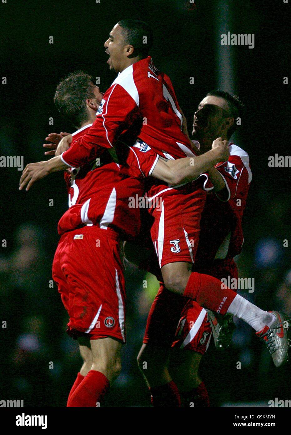 Football - Carling Cup - quatrième tour - Chesterfield / Charlton Athletic - Saltergate.Jerome Thomas et Darren Ambrose, de Charlton Athletic, félicitent Hermann Hreidarsson, le pénaleur gagnant. Banque D'Images