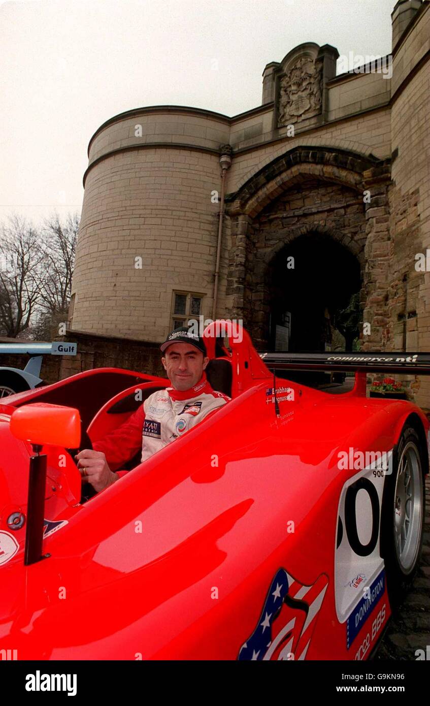 David Brabham pilote de la Panoz LMP07 pose dans sa voiture devant le château de Nottingham Gates pour promouvoir la série européenne du Mans à Donnington samedi Banque D'Images