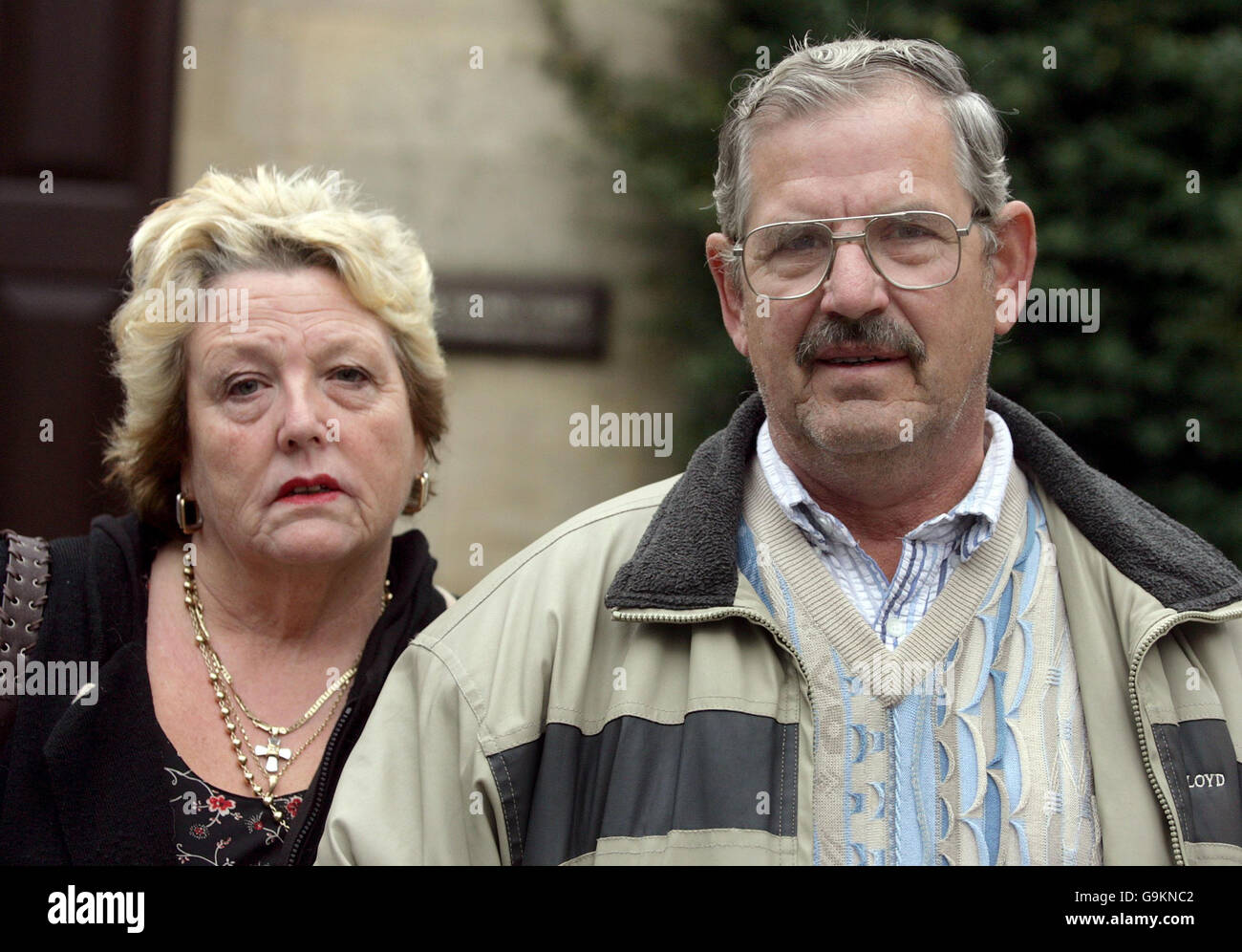 Pauline et Tom Franklin arrivent à la cour de la Couronne de Gloucester après que l'ancien vice-président de la Légion royale britannique, Edward Portlock, 72 ans, leur a volé de l'argent. Banque D'Images