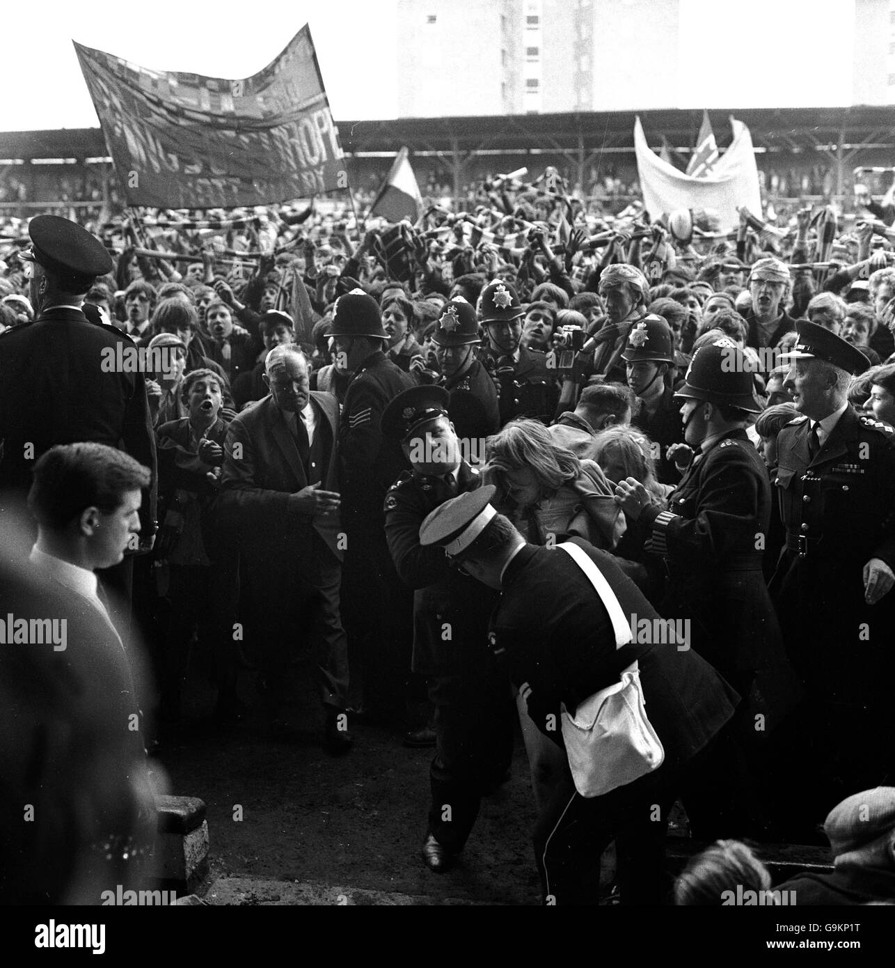 Les jeunes fans de Manchester United sont aidés à la sécurité tandis que les autres célèbrent l'équipe qui remporte le titre de ligue. Banque D'Images