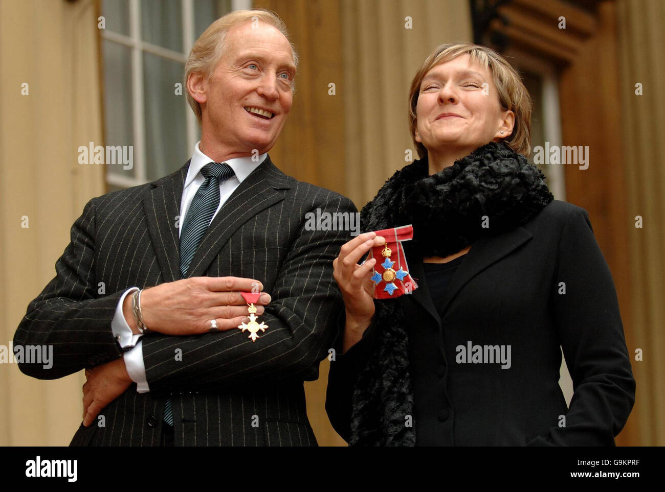 L'acteur Charles Dance avec son OBE et la directrice du théâtre et de l'opéra Deborah Warner avec son CBE, après les avoir recueillis de la reine Elizabeth II lors d'une cérémonie d'investiture à Buckingham Palace, Londres. Banque D'Images