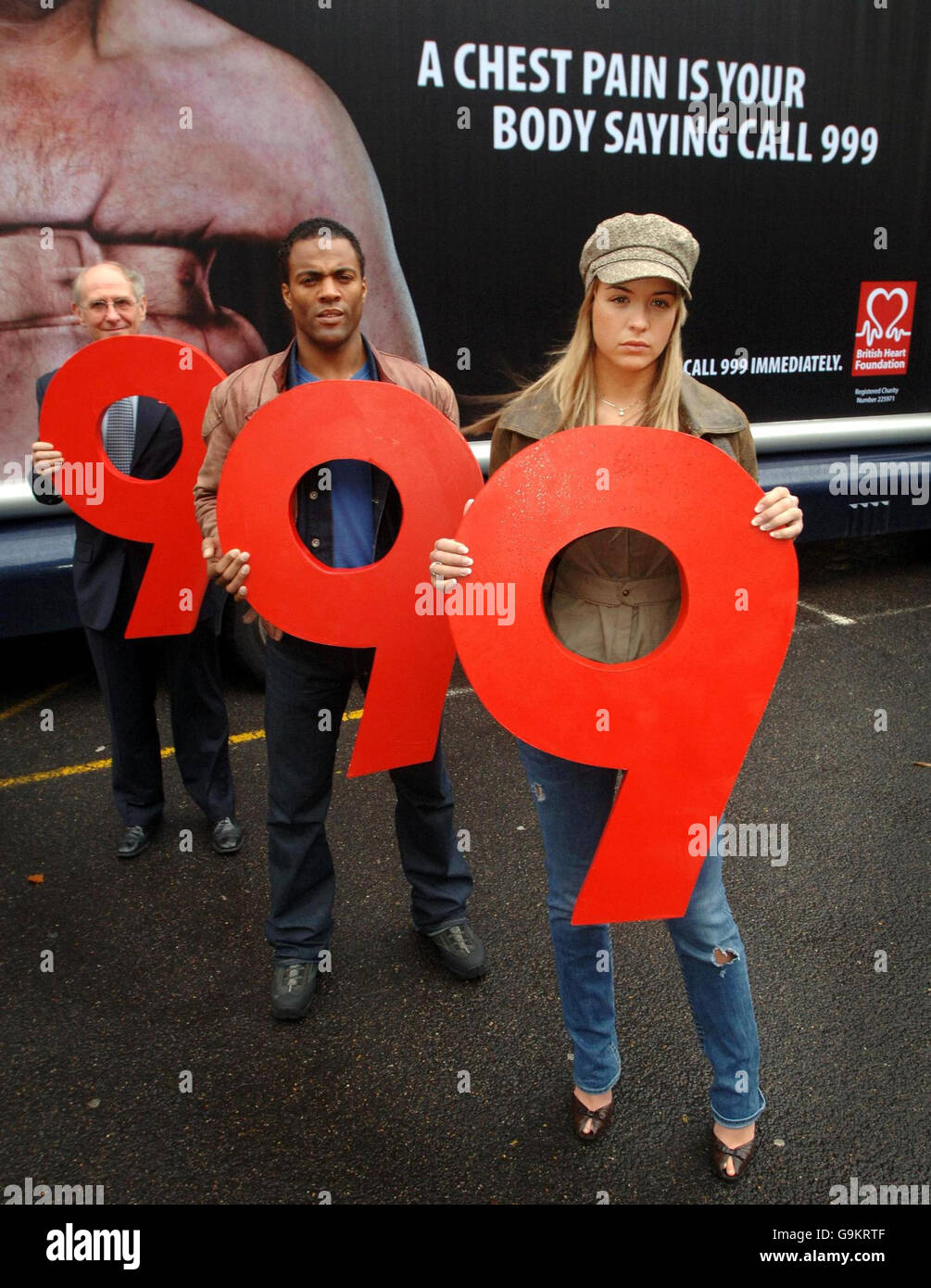 L'actrice Gemma Atkinson, l'actrice Ray Fearon (au centre) et le directeur médical de la British Heart Foundation le professeur Peter Weissberg se réunissent au London Chest Hospital pour soutenir la campagne d'affichage du BHF qui encourage le public à appeler 999 en premier s'ils soupçonnent qu'ils ont une crise cardiaque. Banque D'Images