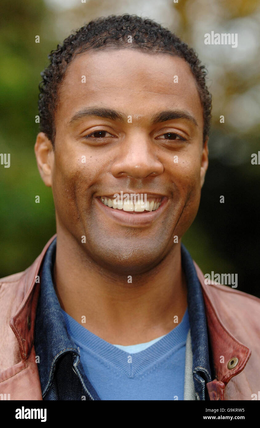 L'acteur Ray Fearon du London Chest Hospital pour soutenir la campagne d'affiches de la British Heart Foundation, qui encourage le public à appeler 999 en premier s'il soupçonne qu'il a une crise cardiaque. Banque D'Images