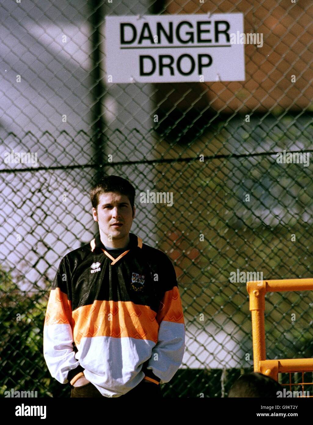 Un ventilateur de Barnett sur les terrasses d'Underhill après avoir été relégué De la Ligue de football Banque D'Images