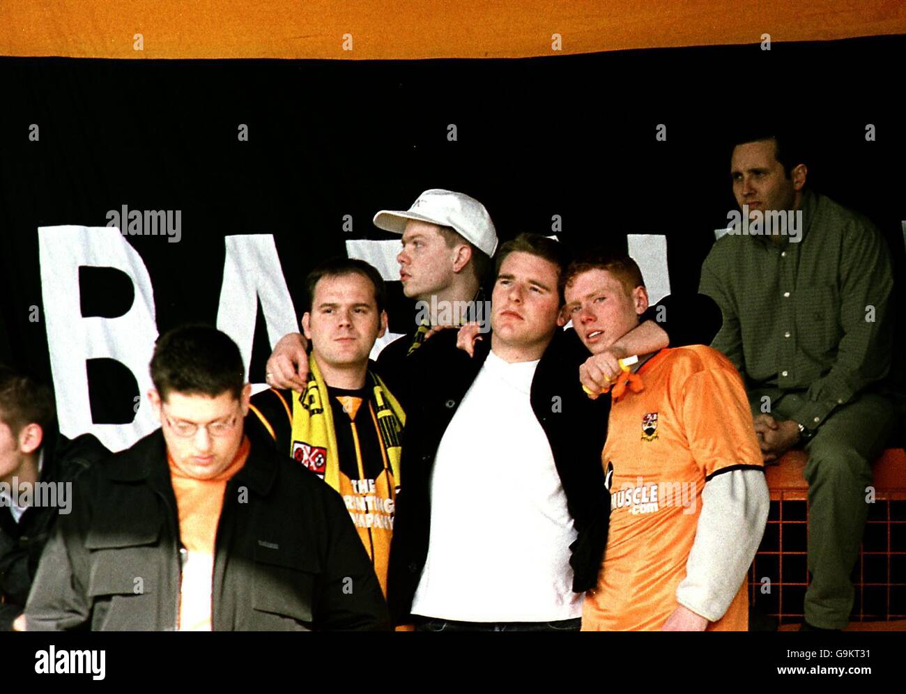 Barnett fans sur les terrasses d'Underhill après avoir été relégué de La Ligue de football Banque D'Images