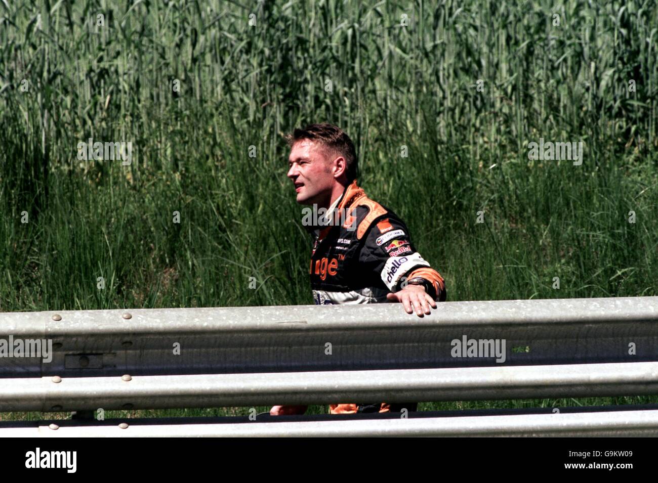 Jos Verstappen profondément dans la pensée dans la campagne autrichienne après Rotation pendant la qualification Banque D'Images