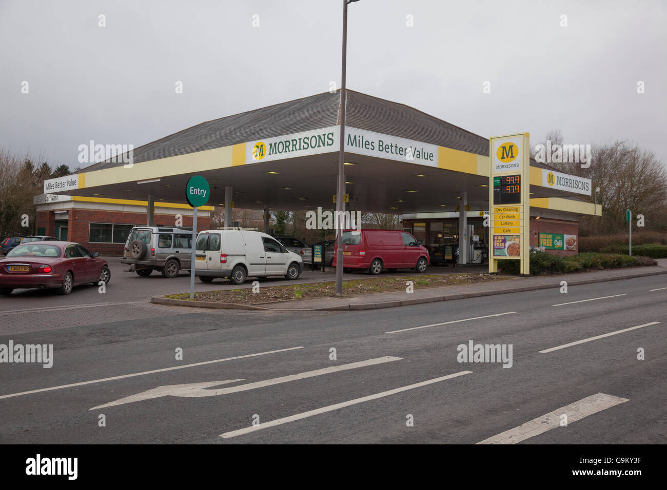 Station essence Morrisons avec de l'essence en dessous de $1 Banque D'Images