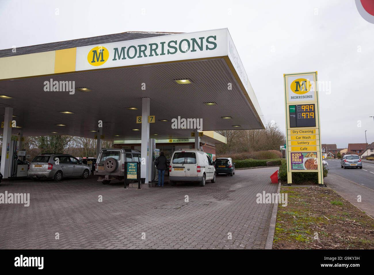 Station essence Morrisons avec de l'essence en dessous de $1 Banque D'Images