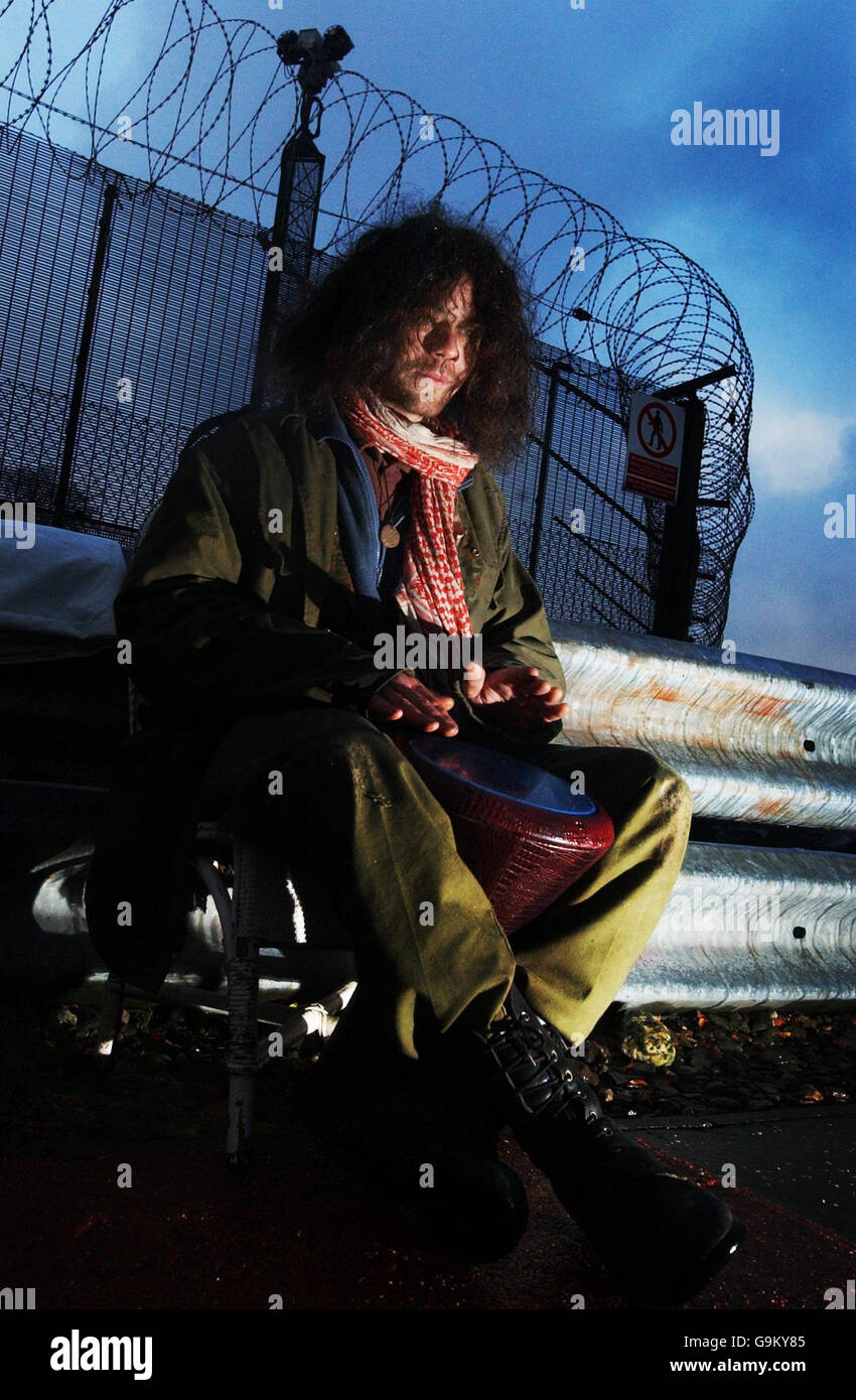 Un manifestant antinucléaire participe à une démonstration à l'extérieur de la base nucléaire de Faslane, qui abrite des sous-marins nucléaires Trident. Banque D'Images
