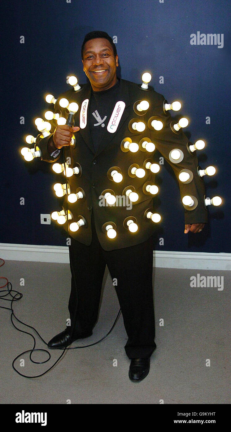 Lenny Henry illumine la pièce dans un costume électrifiant composé de centaines d'ampoules pour lancer une recherche pour trouver les meilleures blagues d'ampoule de la nation, à l'hôpital dans le centre de Londres. Banque D'Images