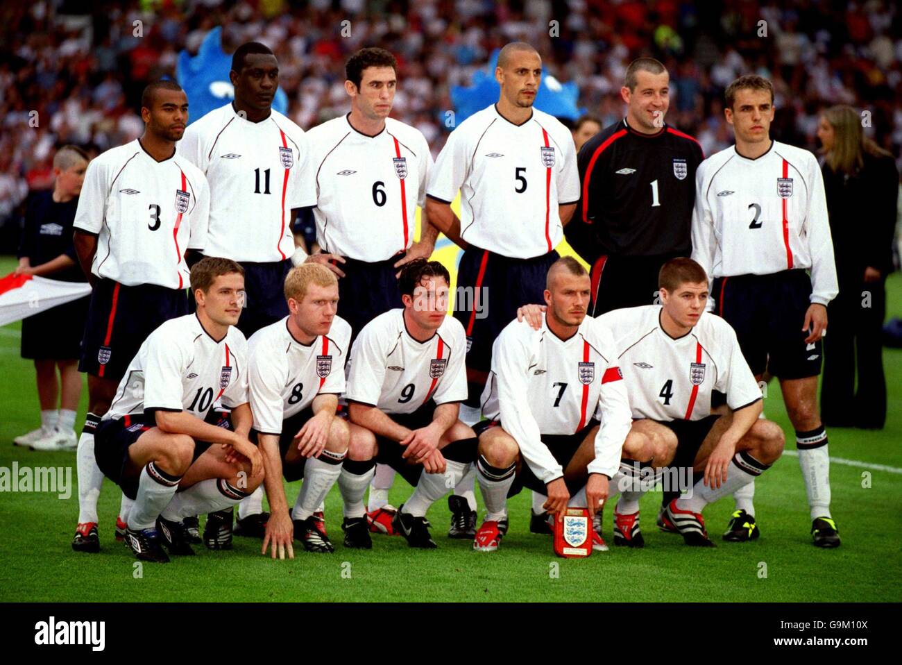 Groupe d'équipe d'Angleterre - Back Row L-R Ashley Cole, Emile Heskey, Martin Keown, Rio Ferdinand, Nigel Martyn et Phil Neville. Front Row G-D Michael Owen, Paul Scholes, Robbie Fowler, David Beckham et Steven Gerrard Banque D'Images