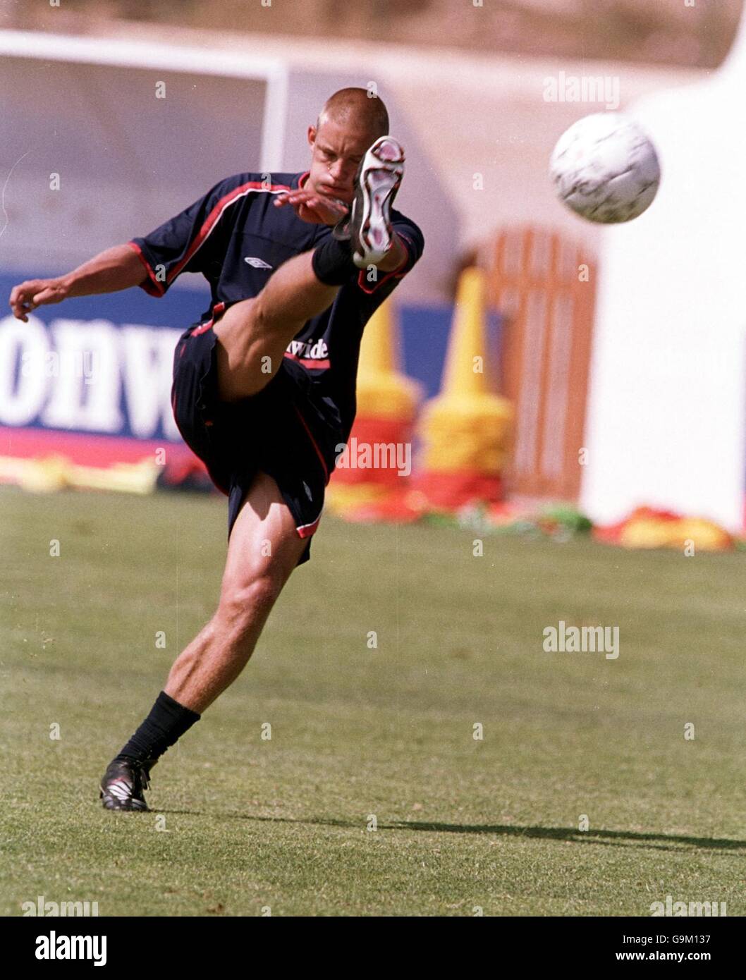 Football - Angleterre camp d'entraînement - la Manga.Alan Smith, en Angleterre, pratique le tir lors d'une séance d'entraînement Banque D'Images