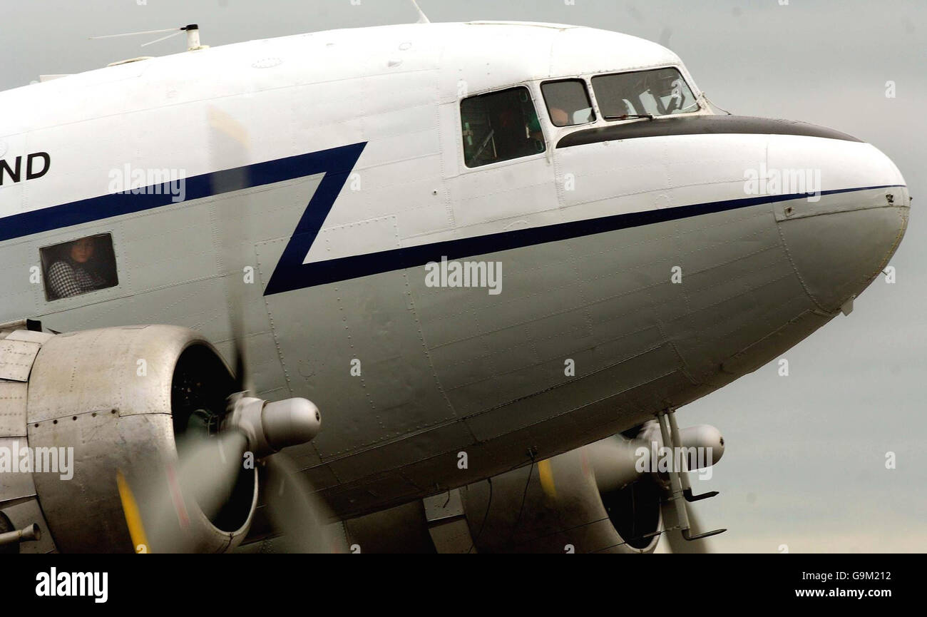 Un taxi Dakota DC3 sur la piste de l'aéroport de Coventry. Banque D'Images
