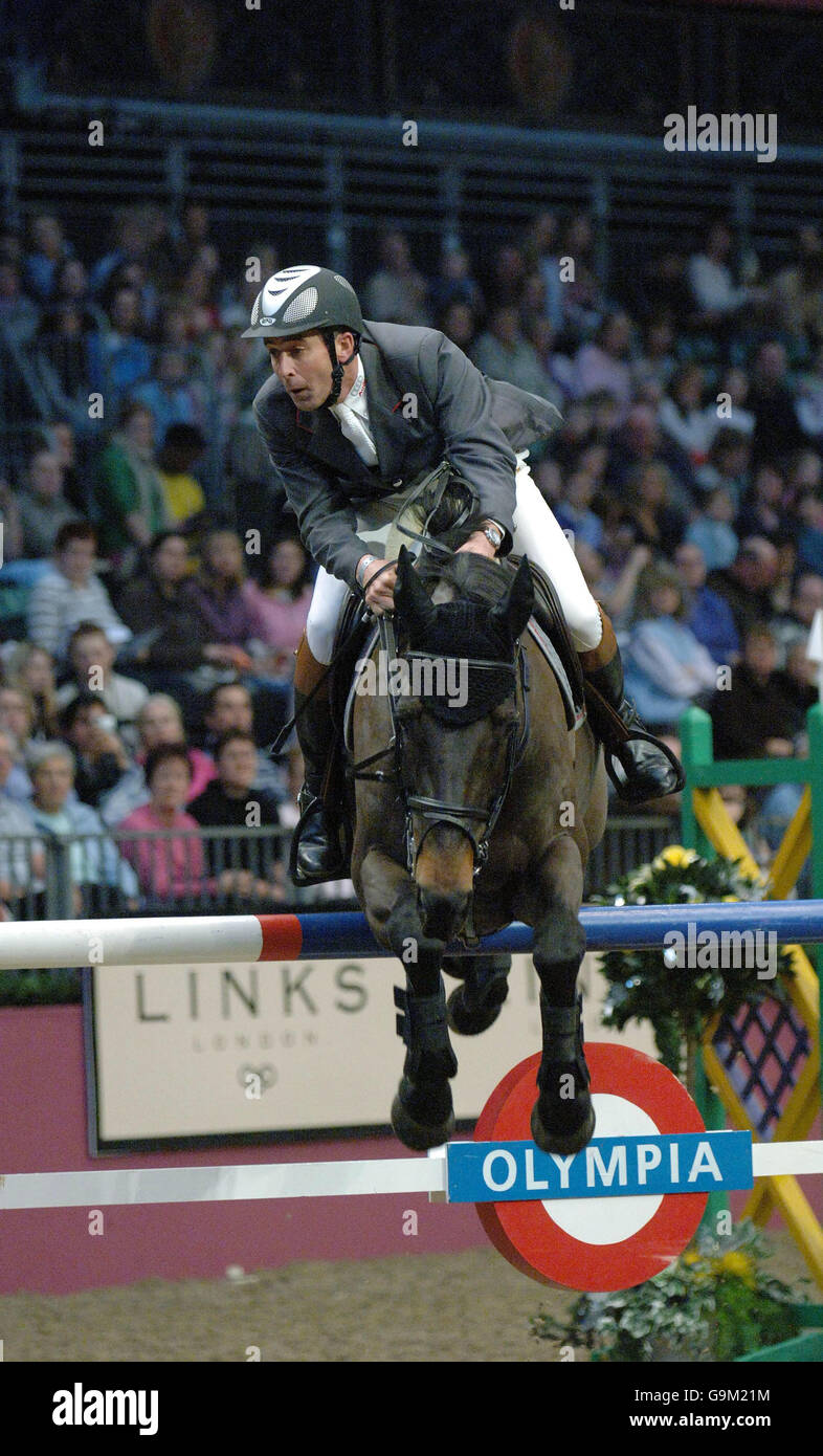 Eric Van der Vleuten, de Hollande, a été élu Owendel par Audi et a remporté la Shelley Ashman International, E.M.Rogers (transport Ltd) et Equine Risk Management Welcome Speed Stakes lors du London International Horse Show à l'Olympia Exhibition Halls, Londres. Banque D'Images