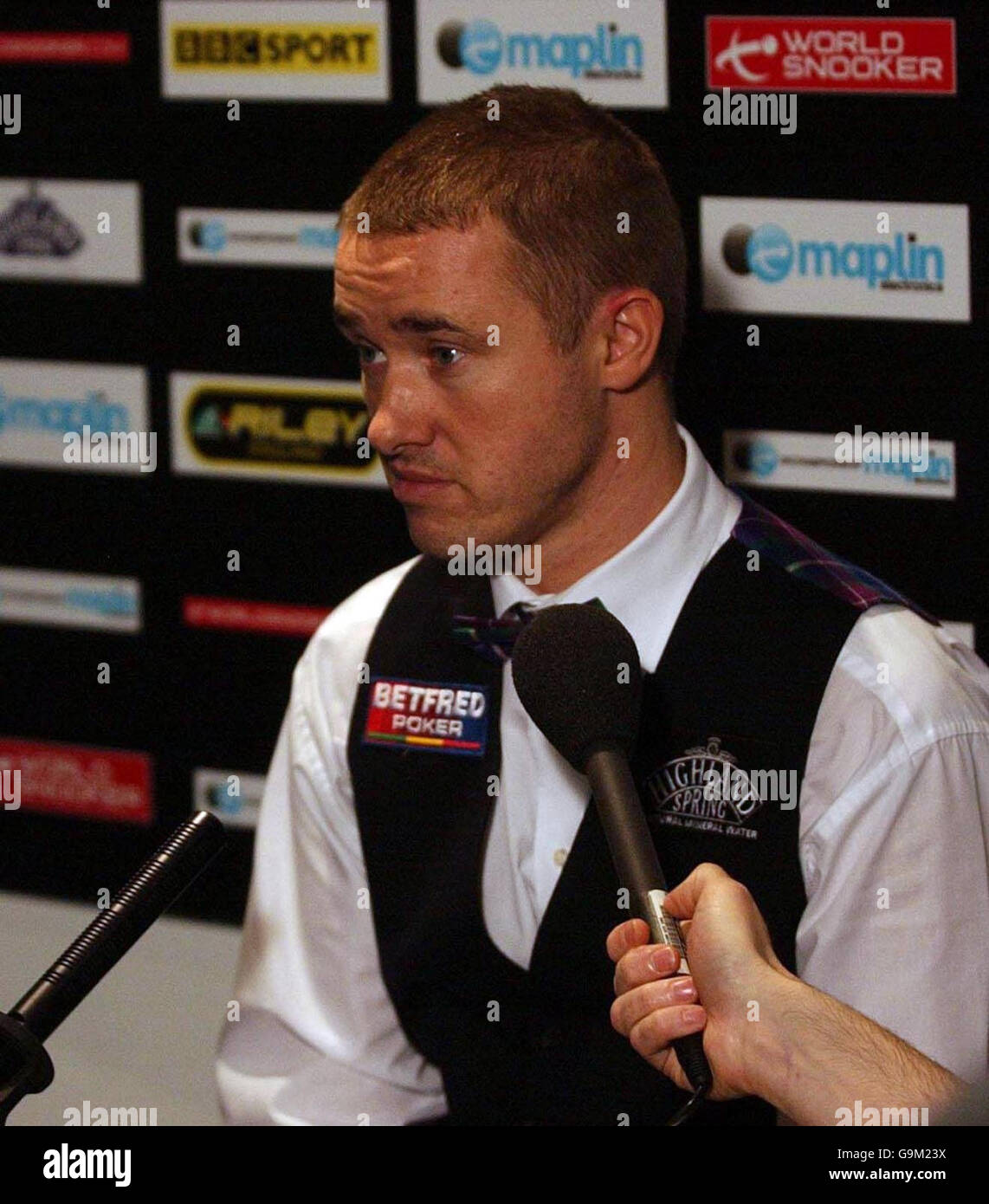 Stephen Hendry, en Écosse, s'entretient avec les médias lors d'une conférence de presse lors des championnats de snooker de Maplin au York Barbican Center, à York. Banque D'Images