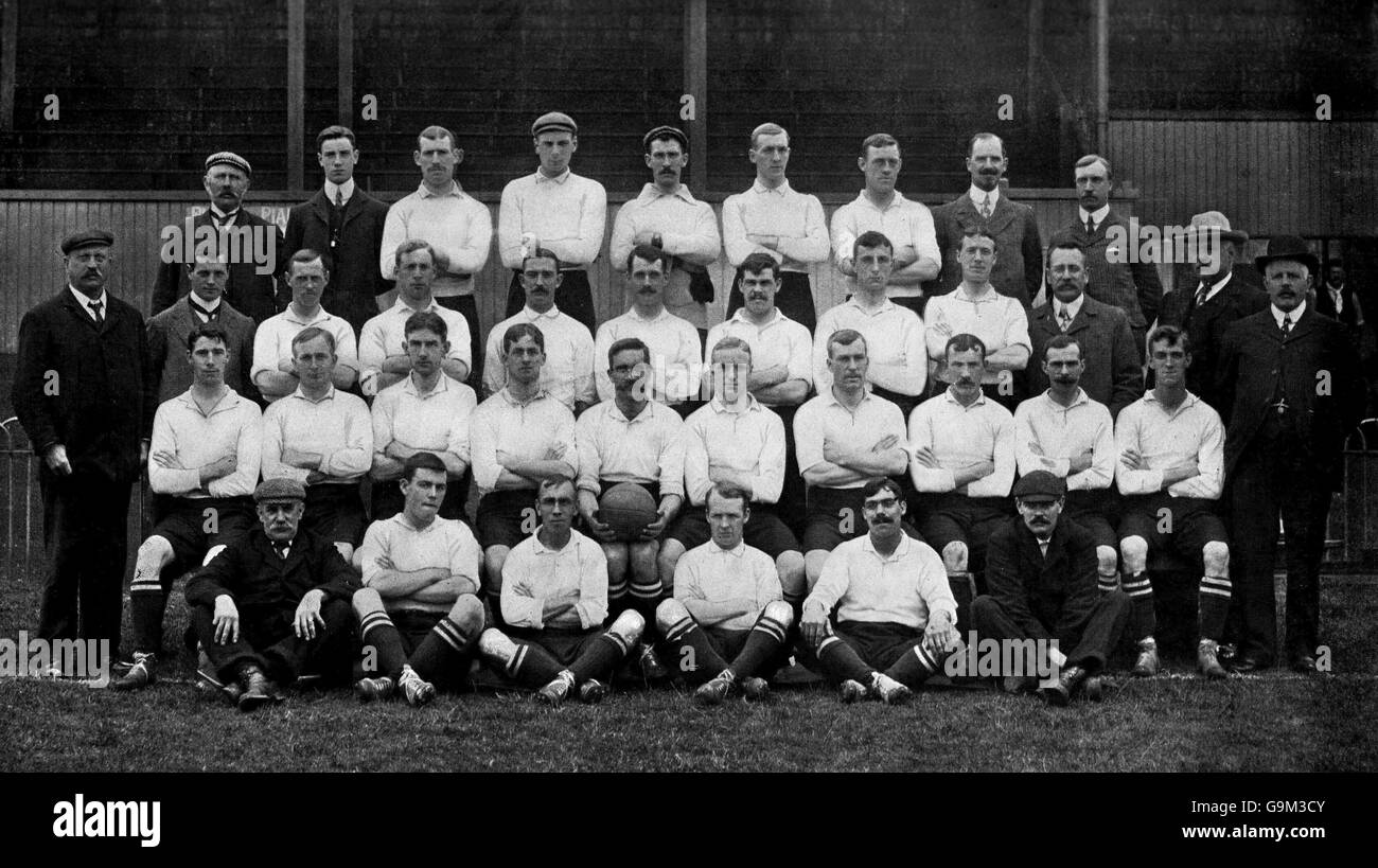 Groupe d'équipe Tottenham Hotspur : (rangée arrière, l-r) J over, T Deacock, W Hickling, J Whitbourn,J Eggett, J Shackleton, W Bull, directeur TA Deacock, directeur MF Cadman (deuxième rangée, l-r) steward T Linton, secrétaire J Cameron, J Watson, J Walton, E Hughes,Thomas Morris, O Burton, J George, J Freeborough, président CD Roberts,directeur J Hawley (troisième rangée, l-r) F McMullan, H Chapman, A Glen, H Stansfield,Sandy Tait, C O'Hagan, W Murray, P Kyle, J McNaught,John Brearley, directeur G Cox (première rangée, l-r) entraîneur S Mountford, J Chaplin, W Berry, C Carrick, J Darnell,entraîneur adjoint J Nie Banque D'Images