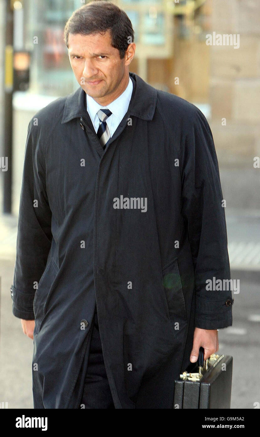 Le surintendant Chula Rupasinha à l'extérieur de la Cour de la Couronne de Newcastle, où il a témoigné dans le procès pour meurtre du PC Sharon Beshenivsky. Banque D'Images
