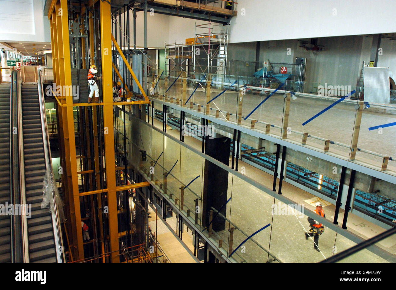 Travailleurs de l'un des deux satellites du nouveau terminal 5 de l'aéroport de Heathrow, qui ouvrira ses portes en mars 2008. Banque D'Images